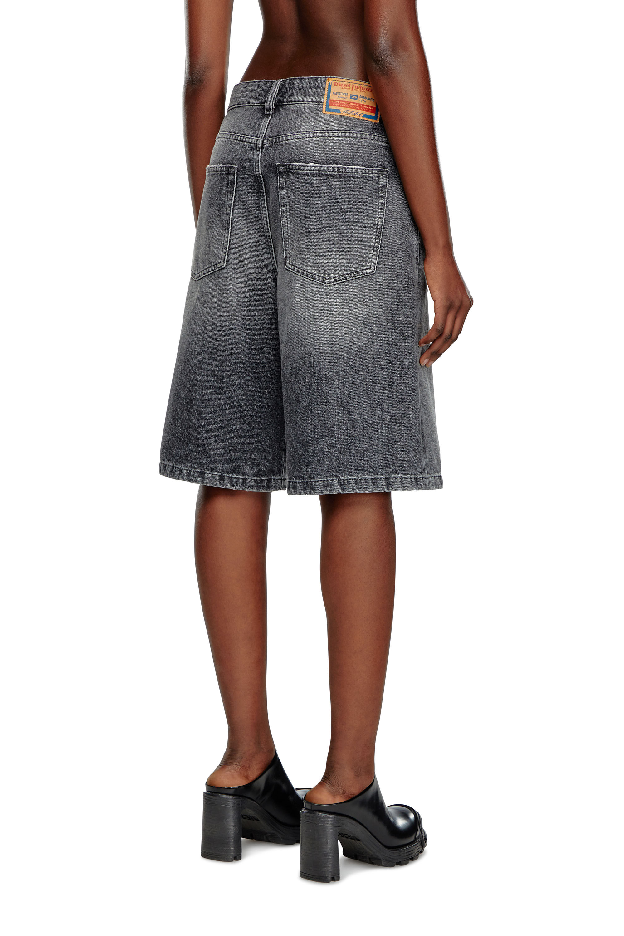 24年製 DIESEL de-sire Shorts Coated Denim Women's Shorts in coated tailoring denim | Black | Diesel